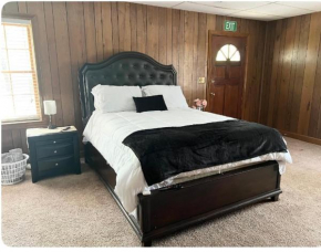 Queen Suite - Indoor Hot Tub - WiFi